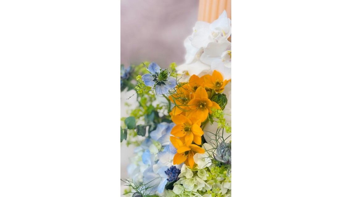 Lumanare stalp somon pentru botez decorata cu flori naturale Peach Blue 6